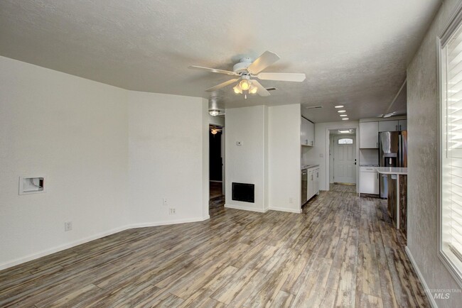 Building Photo - 2BR/1BA Pet Friendly House with Shop and Y...