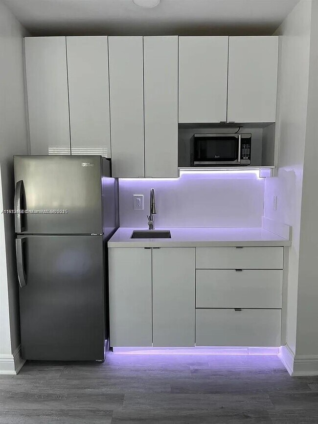 Foto del edificio - 7325 Carlyle Ave