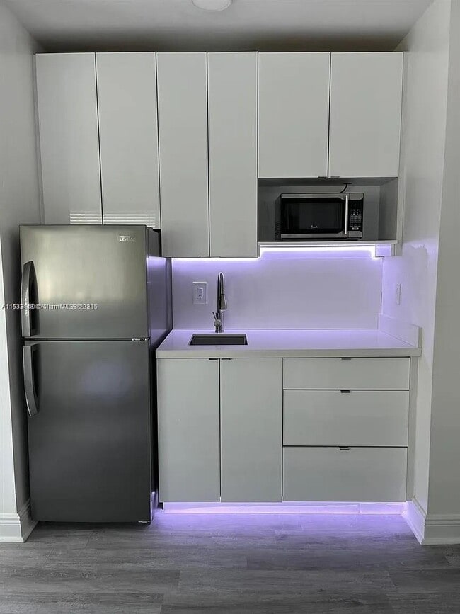 Building Photo - 7325 Carlyle Ave