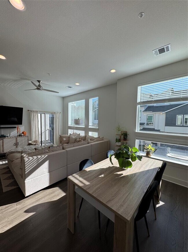 Building Photo - 2050 Lohmans Spur Rd