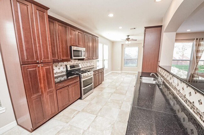 Building Photo - 2218 Blue Rose Dr
