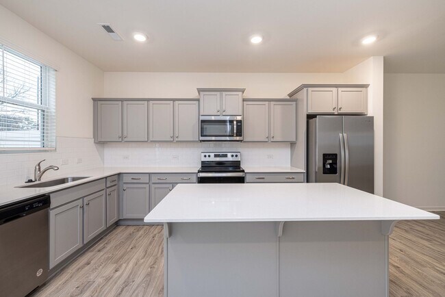 Foto del edificio - 3br 2.5ba A cooks kitchen with island. Min...