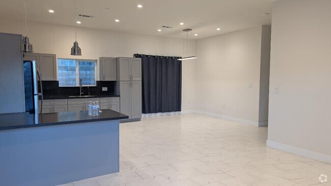 Building Photo - 158 E Floral Dr