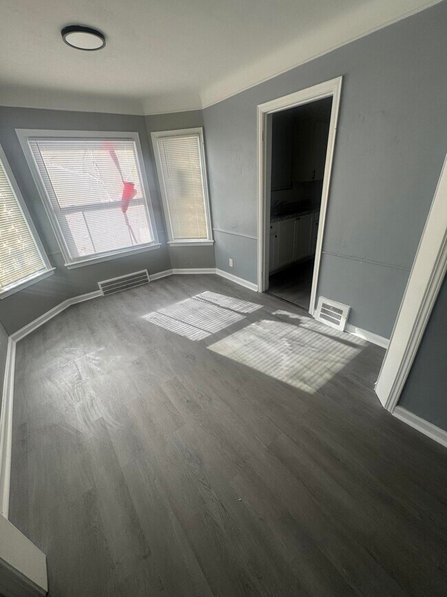 Building Photo - 10713 Beaconsfield St