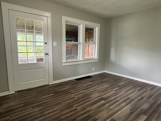 Building Photo - 1401 N Gladstone Ave
