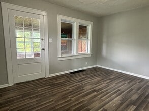 Building Photo - 1401 N Gladstone Ave