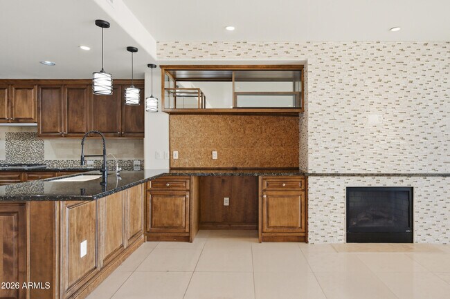 Building Photo - 7175 E Camelback Rd