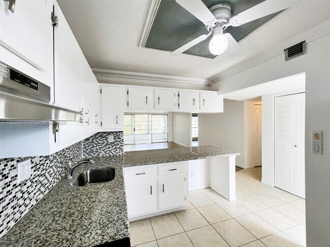 Foto del edificio - 8330 Sands Point Blvd