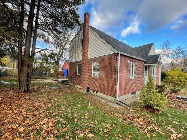 Building Photo - 77 Pineaire Ave