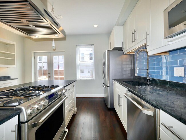 Foto del edificio - Elegant H Street Corridor townhouse minutes from downtown