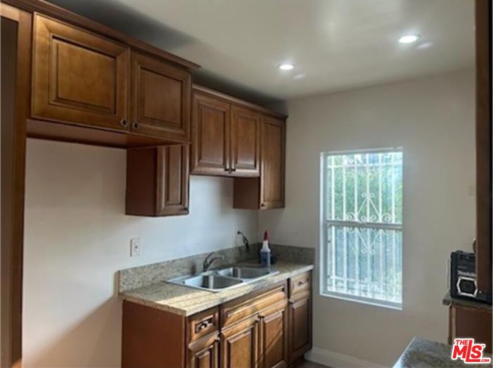 Building Photo - 1402 E 57th St