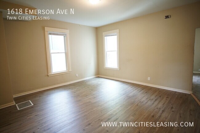 Building Photo - Large 3 Bedroom Side by Side Duplex with B...