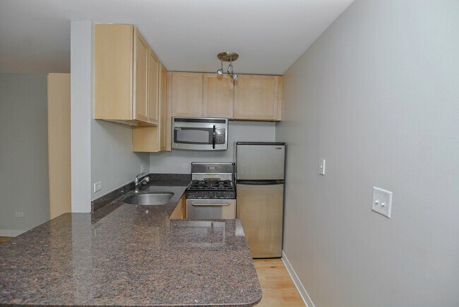 Building Photo - 625 W Wrightwood Ave
