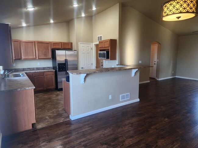 Building Photo - Move in Special! $300 off first months rent!