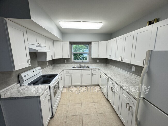 Foto del edificio - 427 Country Club Dr