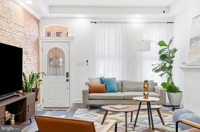 Building Photo - 737 Dolphin St