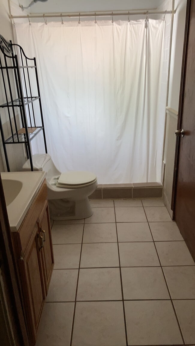 Baño - 401 S Doris Ave