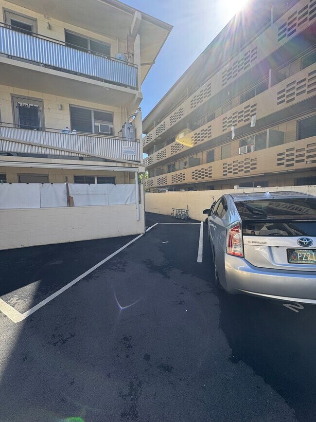 Foto del edificio - 2 Bed 1 Bath with 21 reserved parking in Moiliili