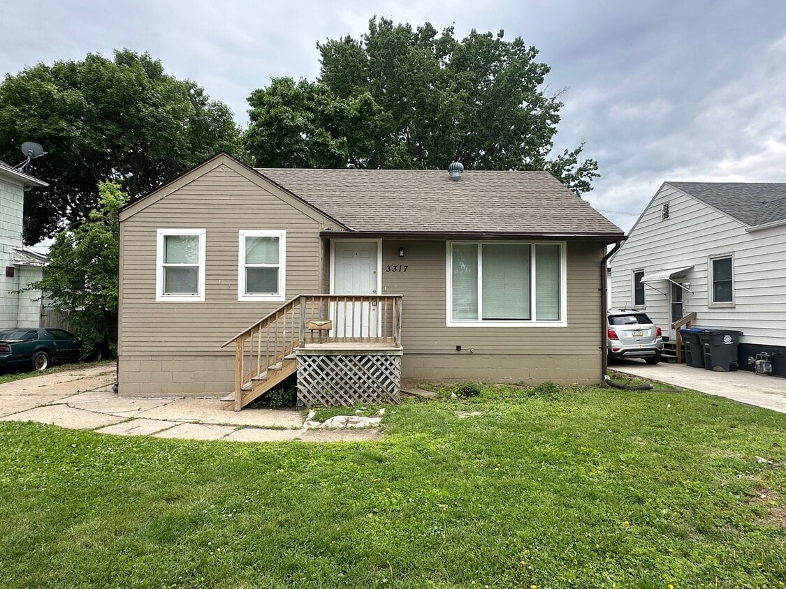 Primary Photo - 2-bedroom house available now
