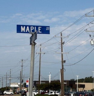 Building Photo - 300 Maple St