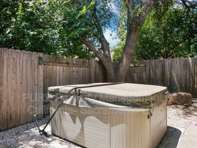 Building Photo - 8330 Foxfire Dr