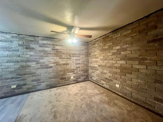 Building Photo - 404 Kellywood Manor
