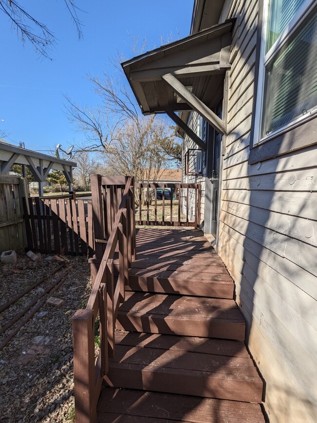 Building Photo - 534 E Sycamore St