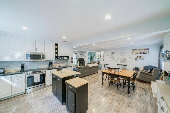 Foto del edificio - 7632 Surreywood Plz