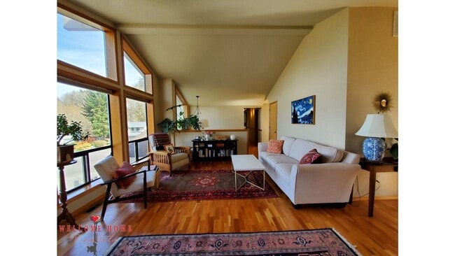 Foto del edificio - HUGE 5-BEDROOM home with separate BONUS ROOM for rent!!  Large fenced yard!!!