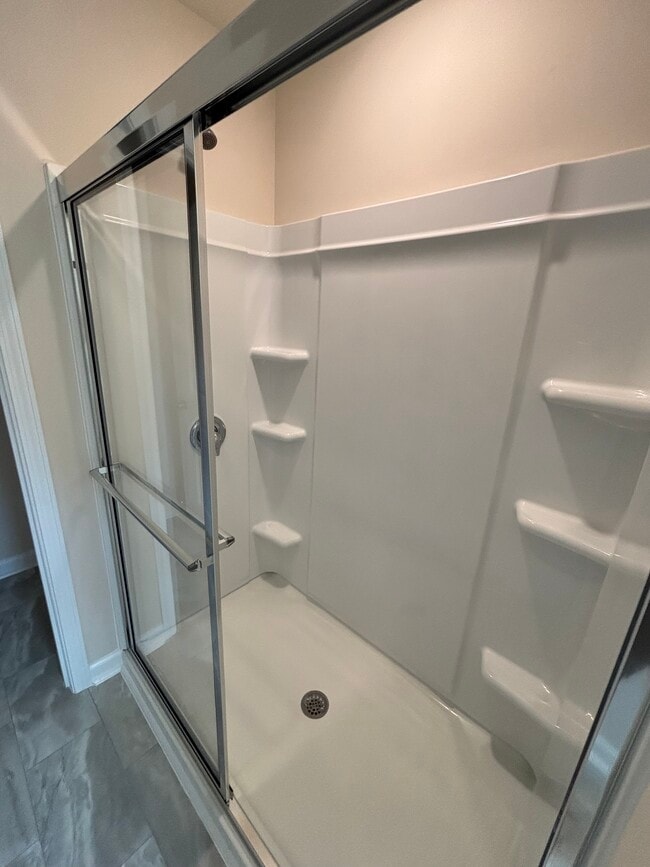 Foto del edificio - 837 Falls Grove Trl