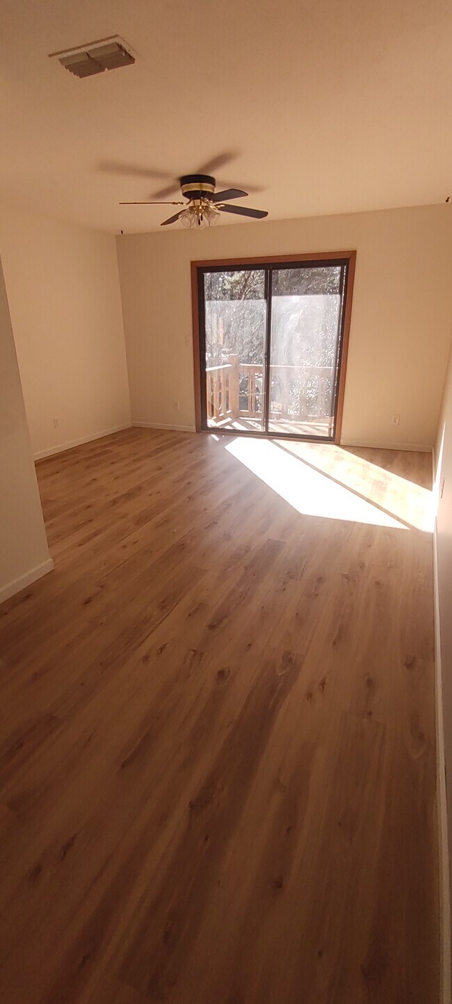 Foto del edificio - 521 Courtwood Ln