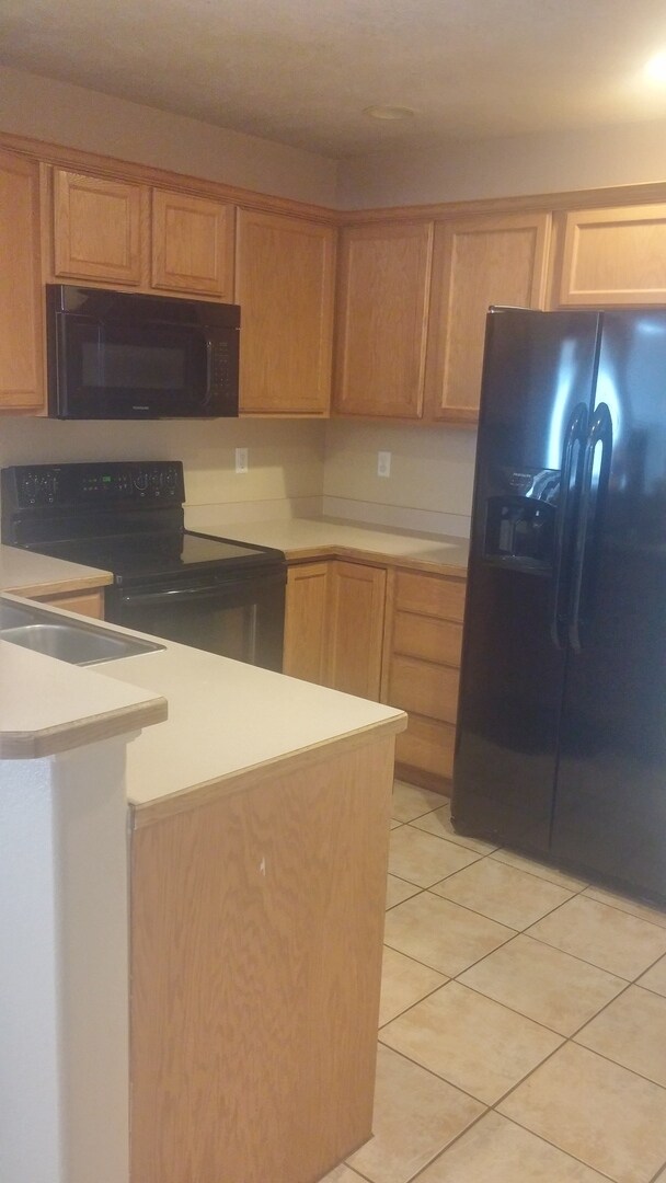 Building Photo - 3 bedroom 2 1/2 bath townhome
