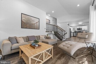 Building Photo - 191 Lakeshore Dr