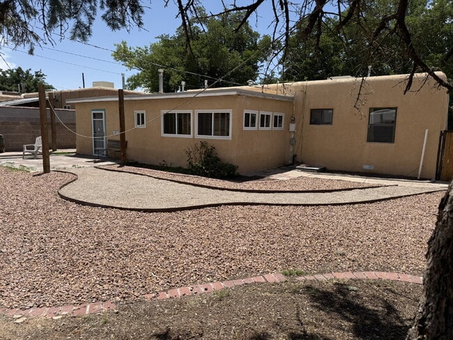 Foto del edificio - Charming NE Heights Cottage with Flexible Layout & Easy Access to UNM, Uptown, and KAFB