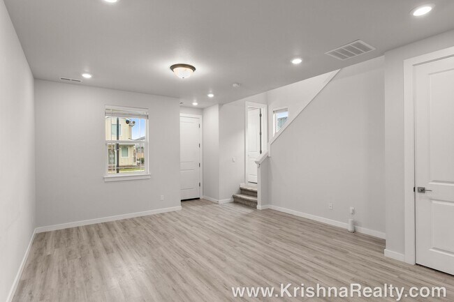 Foto del edificio - Beautiful 3-Bed | 2.5-Bath Townhome | Expansive Private Outdoor Space | Reeds Crossing