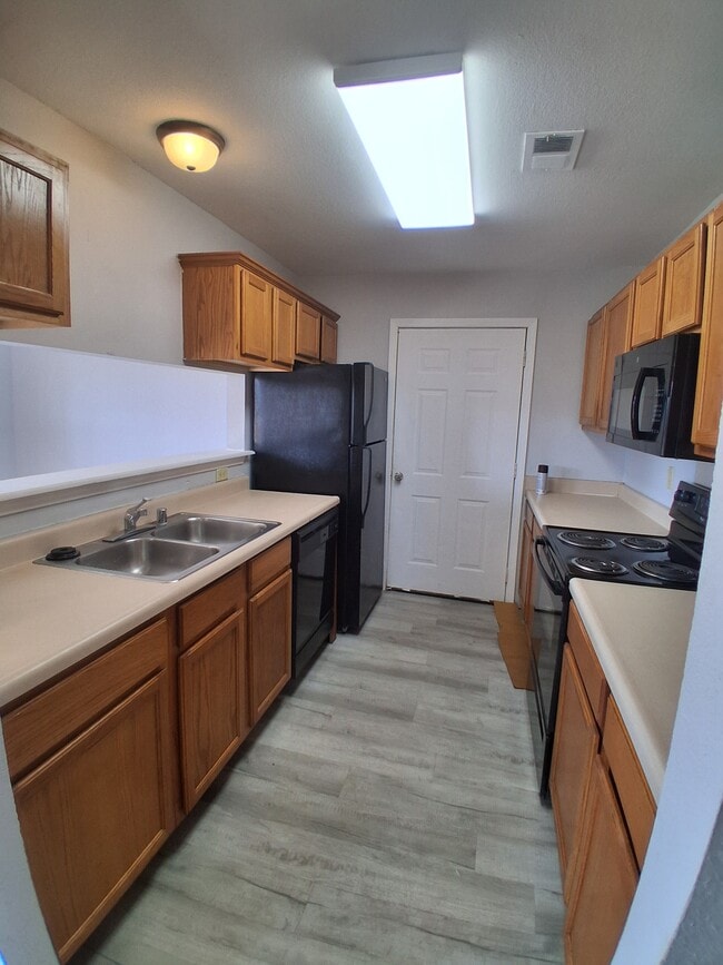 Building Photo - 32 Cypress Ave