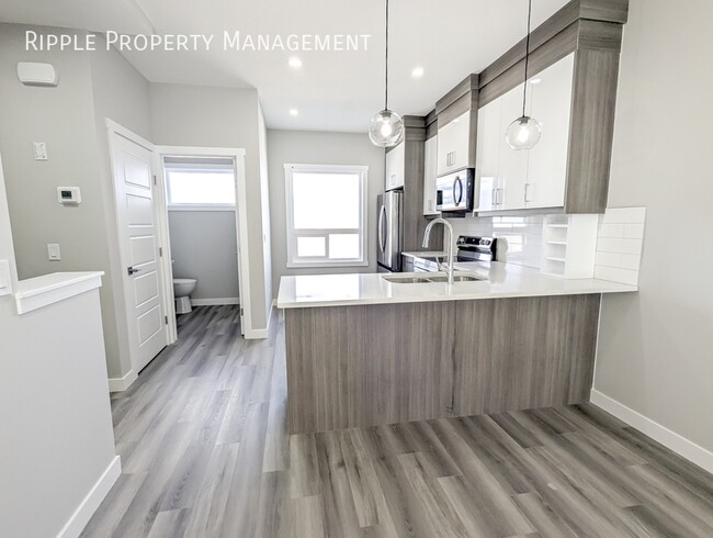Photo du bâtiment - FIRST FREE MONTH! FANTASTIC 3 BEDS/ 3.5 BA...