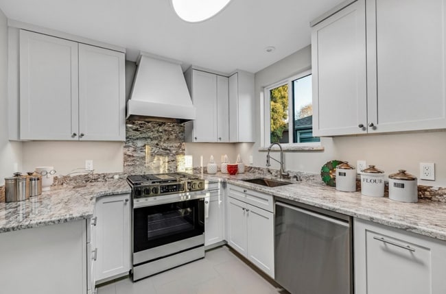 Building Photo - 330 Cuardo Ave