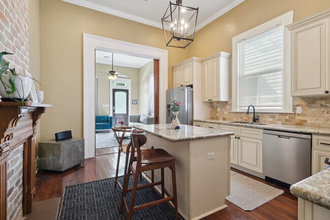 Building Photo - 2311 Dumaine St