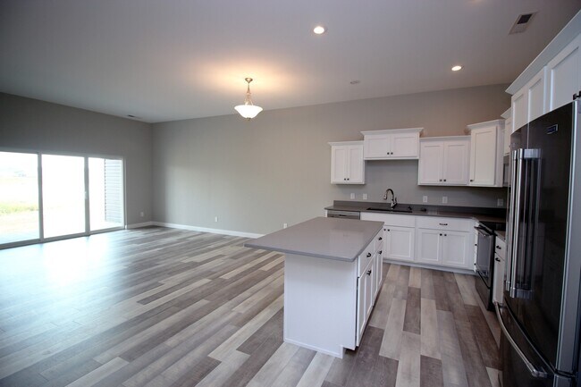 Foto del edificio - 2 Bed | 2 Bath | 3 Stall Garage | Patio Tw...