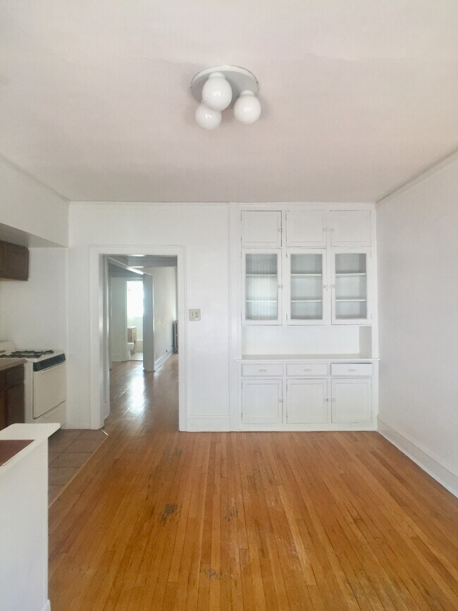 Building Photo - 532 Hinman Ave