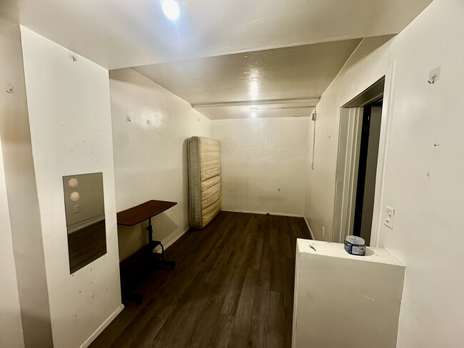 Building Photo - 547 Gayley Ave