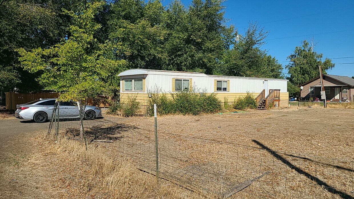 Primary Photo - 305 W Darland Dr