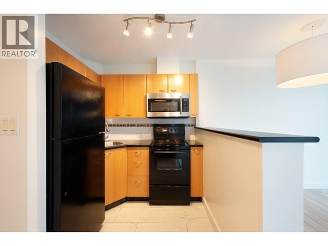 Building Photo - 1331 Alberni St