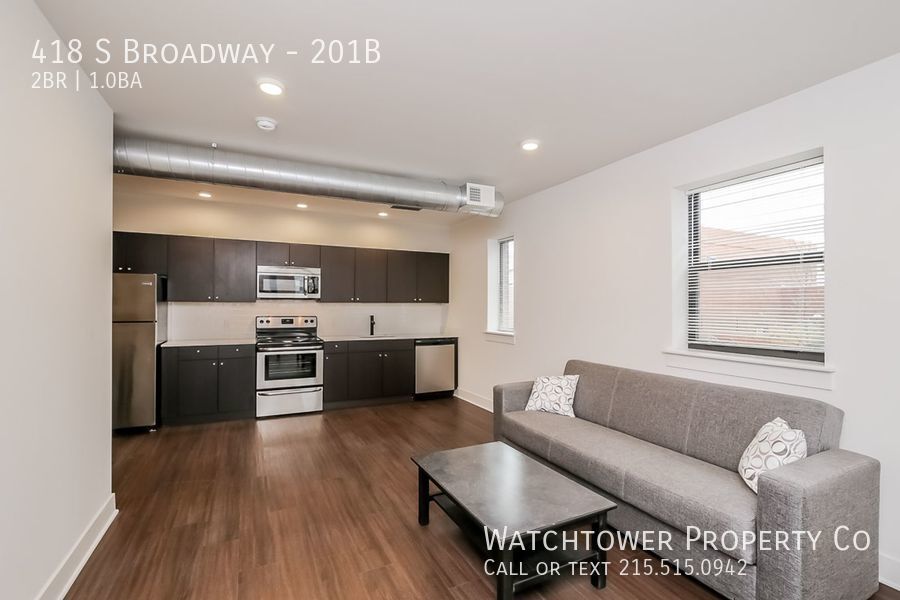 Foto principal - Furnished 2 bedroom located just across th...