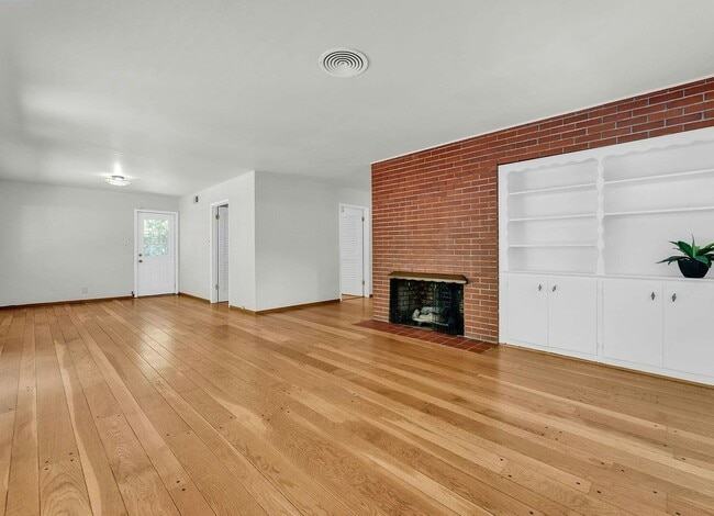 Foto del edificio - 8425 Pioneer Dr