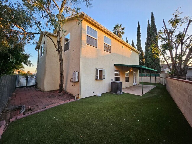 Building Photo - Private 3-Bedroom House in the Heart of Bu...