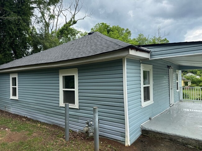 Building Photo - 2 Bedroom 2 Bath Home