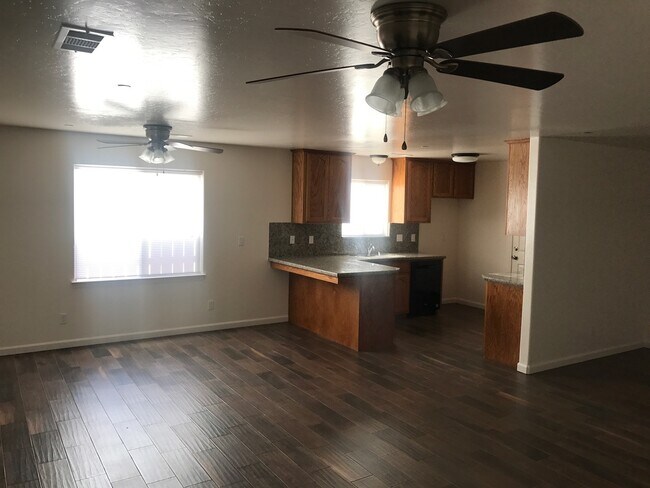 Building Photo - 2600 S Kloth Dr