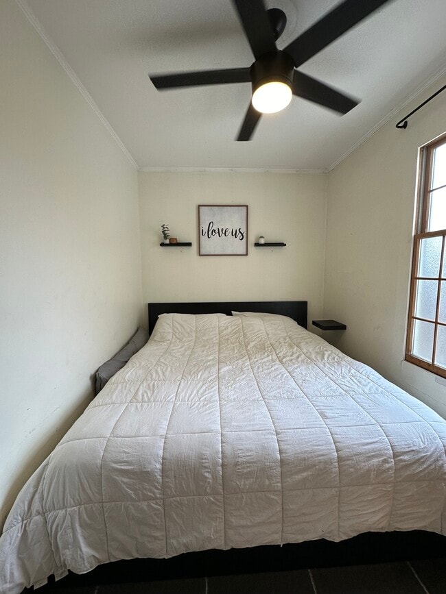 Bedroom 1 - King Bed - 3016 DuPont Ave S